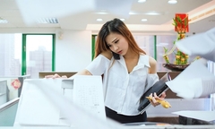 Nữ nhân viên bị sa thải chỉ vì tan làm đúng giờ