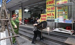 Ngày đầu Hà Nội ra quân giành lại vỉa hè, nhiều chủ cửa hàng bê đồ bỏ chạy