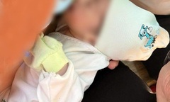 Bé trai sơ sinh bị bỏ rơi trong thùng rác ở Quảng Nam