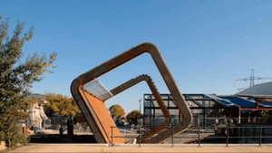 Cầu đi bộ lăn tròn nhường đường cho tàu thuyền ở Vương quốc Anh