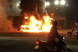 Ba xe tải cháy dữ dội trong đêm, phát hiện 1 thi thể cháy đen