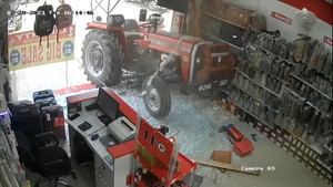 Máy kéo tự lăn bánh, tông sập cửa tiệm ở Ấn Độ