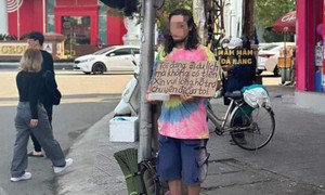 Nam du khách nước ngoài ngày đi xin tiền, tối vào quán bar ở Đà Nẵng