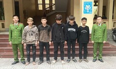 Bắt nhóm thanh niên ném đá vỡ kính xe khách