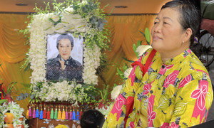 Khán giả lớn tuổi dậy sớm, bắt 3 chuyến xe, vượt 70 km tới tiễn đưa NSƯT Vũ Linh