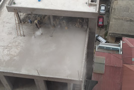 Hà Nội: Công trình không che chắn ngang nhiên xả bụi xi măng mù mịt 