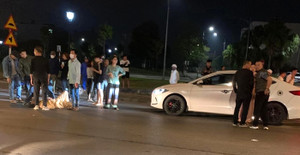 Xe máy kẹp 3 lạng lách tông thẳng vào CSGT ở Hải Dương