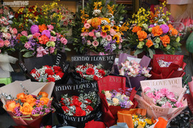 Giá hoa 8/3 tăng 'phi mã' 