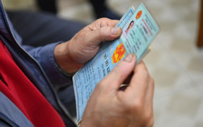 Người dân không phải xuất trình sổ hộ khẩu giấy khi làm thủ tục