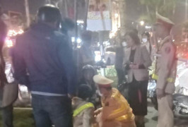 Tông ngã CSGT, 'ma men' bỏ lại xe máy rồi tháo chạy