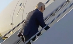 Ông Biden lại vấp khi lên máy bay Không lực Một