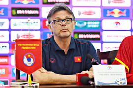 HLV Troussier chỉ rõ lý do Quang Hải không được trọng dụng ở Pau FC