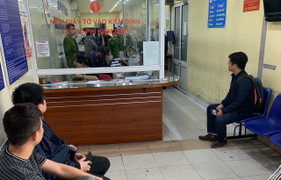 Chủ xe xếp hàng 2 ngày chờ đăng kiểm, sắp nhận tem thì công an ập vào khám xét