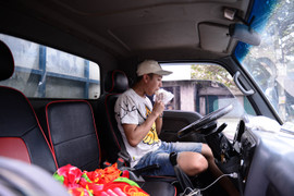 Tài xế xin nghỉ việc, 'ăn chực nằm chờ' xếp lốt đăng kiểm xe