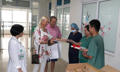 Hai bệnh nhân COVID-19 người Anh trở lại Việt Nam cảm ơn y bác sỹ