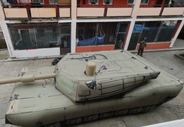 Xe tăng, pháo HIMARS bơm hơi đắt khách giữa xung đột Nga-Ukraine