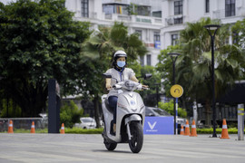 Cuối tuần 'đi mall', săn voucher mua xe máy điện VinFast
