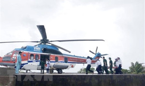 Điều trực thăng tìm thuyền viên mất tích trên vùng biển Bình Thuận