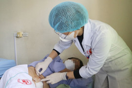 Nhiều trẻ nguy kịch vì tự uống nước rửa bồn cầu, dầu gội đầu