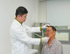 Bóc tách khối u như chùm nho trên mặt người đàn ông suốt 20 năm 