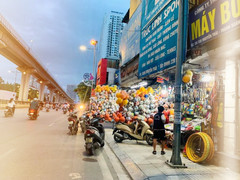 Vỉa hè bị cướp bằng ‘luật rừng’, giờ phải giành lại bằng được