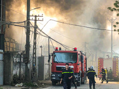 Cháy xưởng sản xuất xốp tại Hà Nội