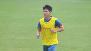 U23 Việt Nam làm mẫu cho đàn anh tập bài mới của HLV Troussier