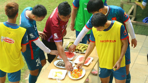 HLV Troussier xếp bàn ăn cho đội tuyển Việt Nam ngay trên sân tập