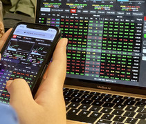 Chứng khoán tăng nhờ dòng tiền lớn, nhà đầu tư có nên xuống tiền?