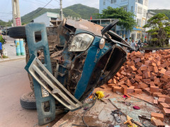 Bình Định: Xe tải lao vào bờ kè chắn sóng, 4 người thương vong