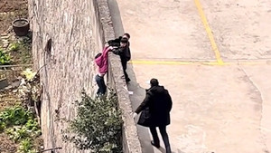 Hai cậu bé ngăn bé gái rơi khỏi bức tường