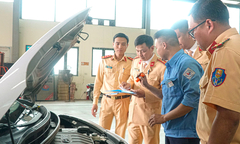 Ngày đầu 30 chiến sỹ CSGT chi viện cho hoạt động đăng kiểm ở Hà Nội