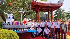 Dâng hương tưởng niệm 64 chiến sỹ hy sinh trong sự kiện Gạc Ma