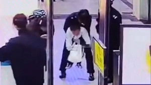 Nhân viên an ninh cứu bé trai hóc dị vật đường thở