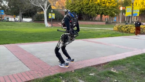 Robot hình người di chuyển nhanh nhất thế giới