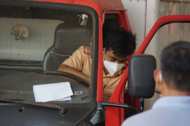 Ngày đầu lực lượng CSGT hỗ trợ đăng kiểm tại TP.HCM