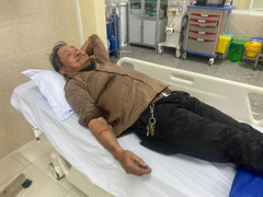 Thanh kim loại hàng chục kg rơi từ trên cao, trúng người đi đường ở Nha Trang