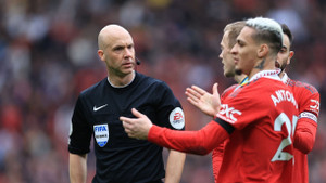 HLV Erik ten Hag bênh Casemiro, ám chỉ trọng tài không biết gì về bóng đá