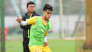 Văn Khang, Quốc Việt tự tin phô diễn kỹ thuật trước đàn anh U23 Việt Nam