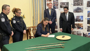 Mỹ trao trả vũ khí cổ cho Ukraine 