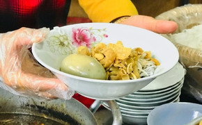 Thưởng thức đặc sản bún cua thối chỉ Gia Lai mới có