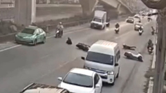 Vệt dầu rải dài trên đường, 3 người đi xe máy ngã nhào
