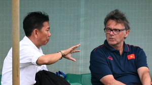 HLV Hoàng Anh Tuấn 'dự giờ', U23 Việt Nam tập bài lạ của ông Troussier