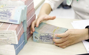 Lãi suất tiền gửi ngân hàng đồng loạt giảm, không còn 'đỉnh' 9,3%/năm