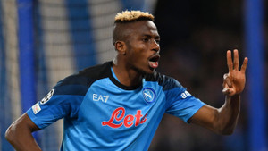 Kết quả Cúp C1: Napoli thắng đậm Frankfurt, vào tứ kết lần đầu tiên