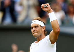 Ngỡ ngàng trước kỹ thuật bóng đá điêu luyện của Rafael Nadal