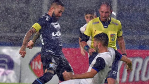 Bắt cầu thủ dầm mưa đá thêm 42 phút bù giờ, trọng tài bị treo còi vô thời hạn