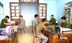 Nhóm đàn ông đánh dã man 2 nữ nhân viên gác chắn tàu hỏa hầu tòa