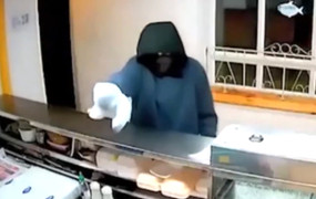 Cầm chuối bọc nylon đi cướp, thanh niên gặp 'cái kết đắng'