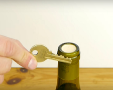 Cách mở rượu vang không cần dụng cụ